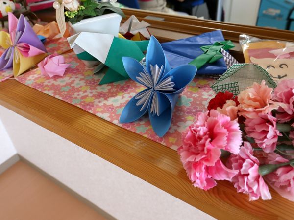手作り折り紙と花かざり