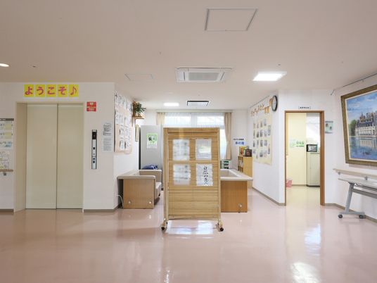 清潔な施設の廊下