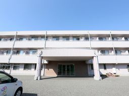 明るい外観の建物エントランス