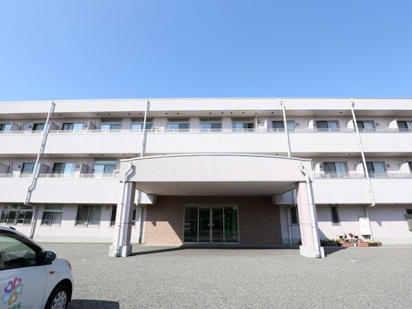 明るい外観の建物エントランス