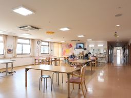 明るい食堂空間