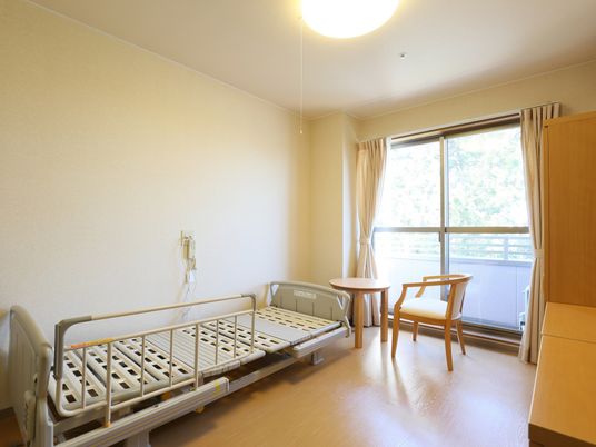 明るく広々とした居室