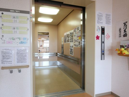 エレベーターと掲示物