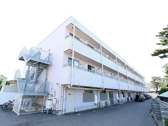 ピンク色の外壁の建物