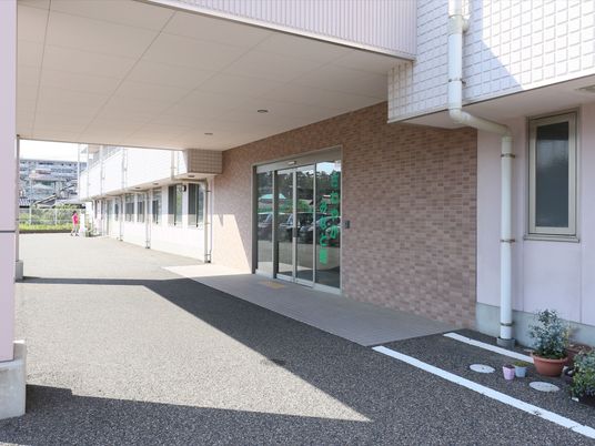 明るい外観とエントランス