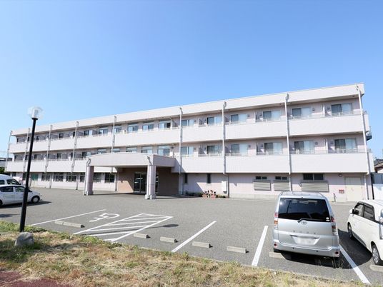 明るい建物の外観