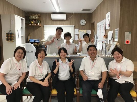 笑顔のスタッフ集合