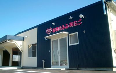 看板のある建物外観