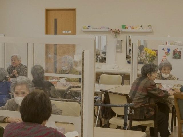 明るい共有スペース ダイニングルーム 自然光をたっぷりと取り入れた明るい空間です。皆でくつろぎながら交流を楽しめます。