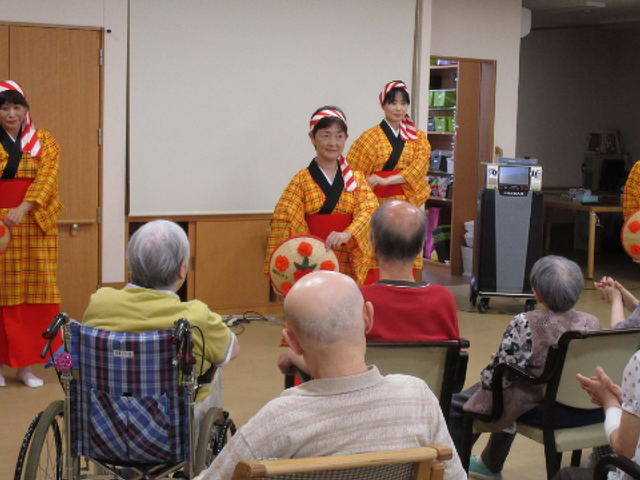 音楽イベントの様子 多目的室   入居者が参加できる楽しい音楽イベントの様子です。和やかな雰囲気が漂っています。