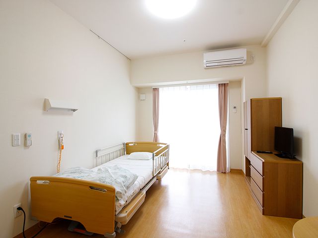 光が差し込む居室 居室 自然光がしっかりと届くゆったりとした居室で、快適に過ごせる工夫が施されています。