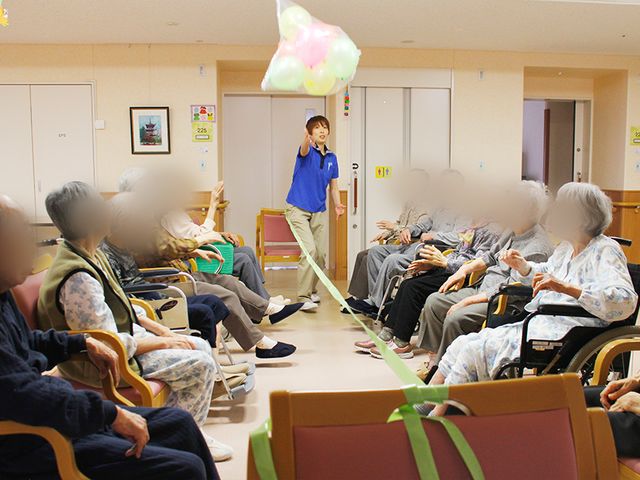 楽しむ人々が集う場所 多目的室   広々とした空間で、利用者同士が交流を楽しむことができます。リラックスした雰囲気の中で働けます。