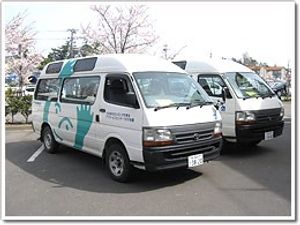 送迎車が並ぶ外観  