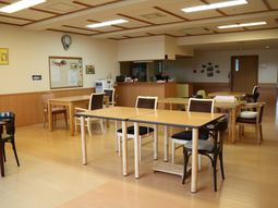 明るい共有ダイニングスペース