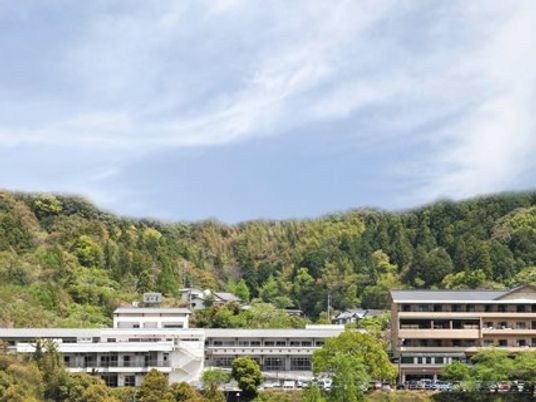 山に囲まれた建物の外観  