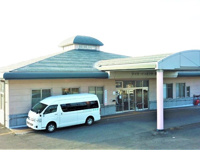 広々とした建物の外観 外観 広々とした建物の前には、送迎用のバンが停車しています。就業環境として魅力的です。