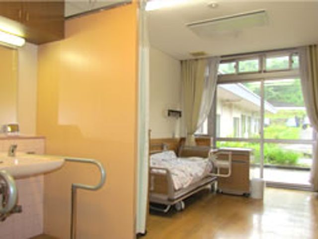 自然光が入る居室 居室 大きな窓から自然光が差し込む部屋は、明るく快適な環境を提供しています。