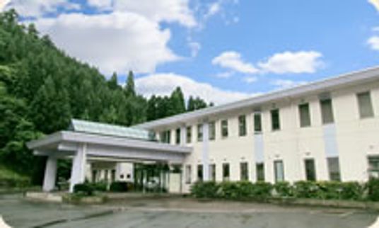 緑に囲まれた建物外観