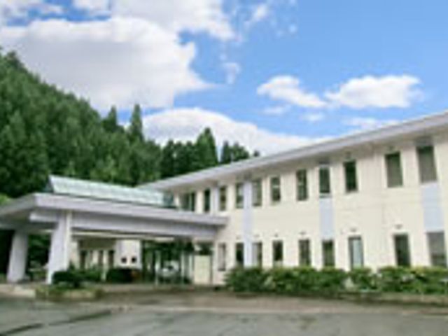 緑に囲まれた建物外観 外観 緑豊かな環境に立地し、自然を身近に感じられる空間です。青空に囲まれた快適な環境です。