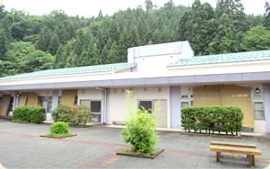 緑に囲まれた外観