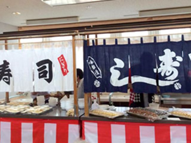 和食提供カウンター ダイニングルーム にぎやかなカウンターで、豊富な和食が並んでいます。職場の活気を感じられる場所です。