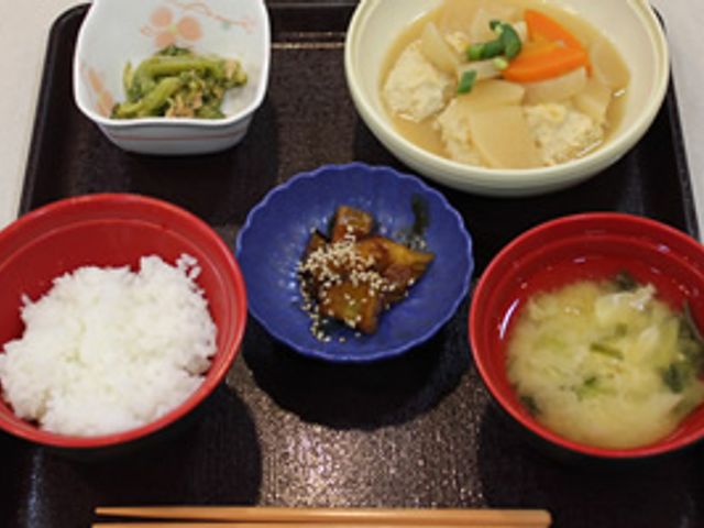 和食のセットメニュー 食堂 色鮮やかな和食のセットメニューは、栄養バランスに配慮されています。介護施設での食事サービスの一例です。