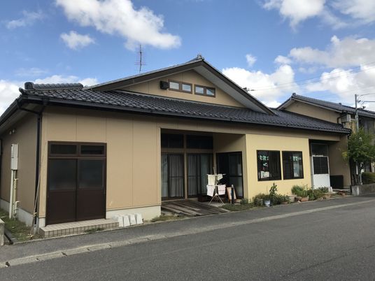 落ち着いた外観の建物