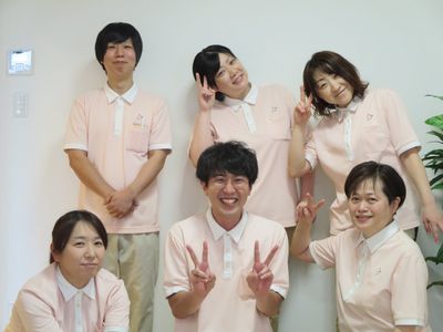笑顔のスタッフたちの様子