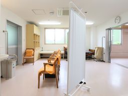 明るく清潔な多目的室