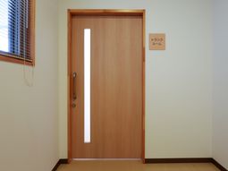 温もりある木目のドア