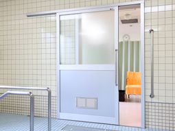 滑り止めタイルの浴室入口