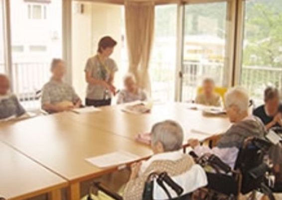 活動中の利用者と職員