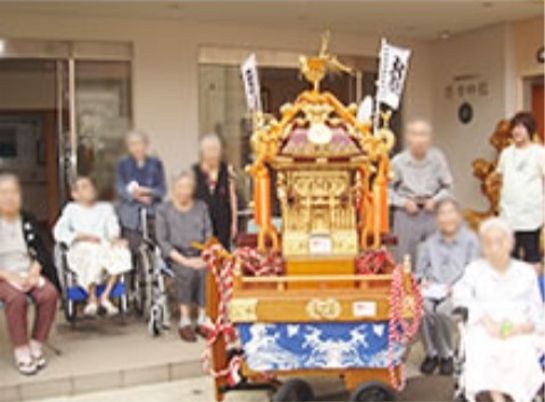祭りの様子のエントランス