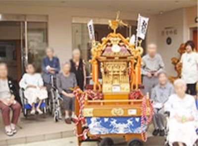 祭りの様子のエントランス