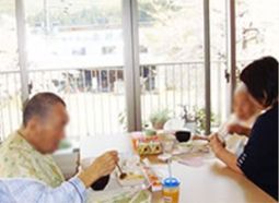 食事を取る人々の明るい空間