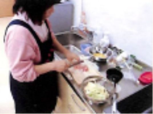 キッチンで作業する人