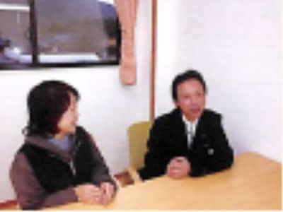 対話する二人のスタッフ