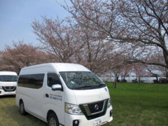 送迎車と桜の外観  