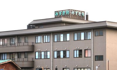 看板が目立つ建物外観