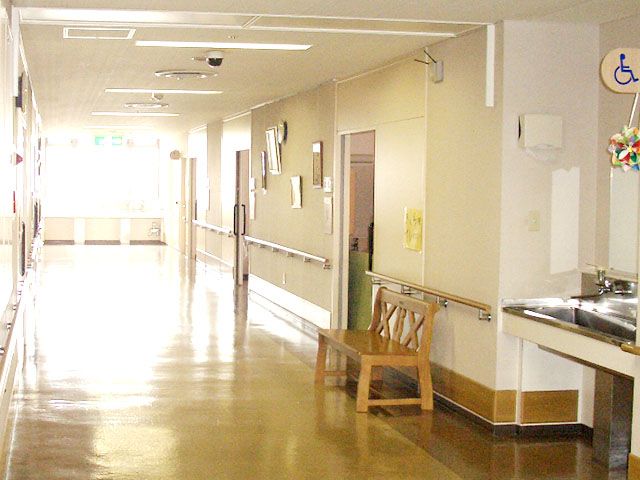 明るい廊下 廊下 自然光が差し込む、ゆったりとした廊下です。車椅子でも進みやすいスペースが確保されています。