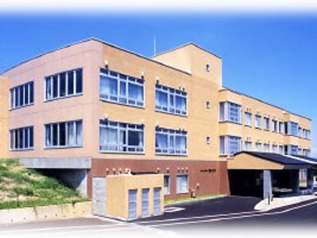 明るい建物外観 外観   青空の下に見える、すっきりとした外観です。車寄せのある出入口も見え、落ち着いた印象があります。