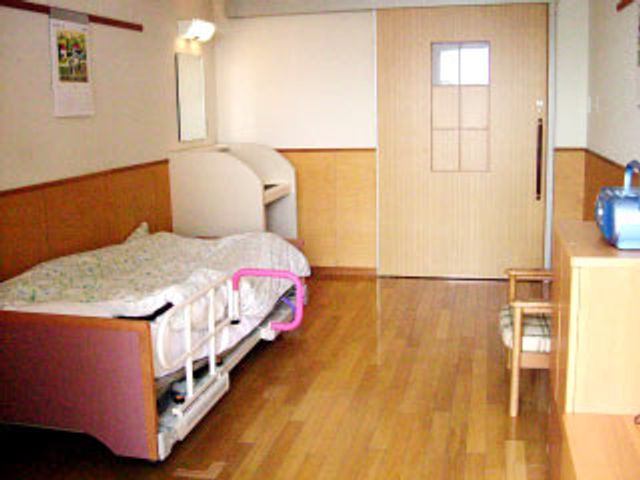 明るい居室 居室 自然光が差し込む明るい空間で、快適に過ごせる家具が揃った居室です。