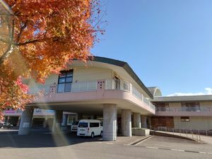 紅葉が映える外観  