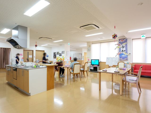 共有スペースの様子 ダイニング 広々とした共有スペースには明るく落ち着いた雰囲気が漂い、利用者様がリラックスしながら活動している様子を見ることができます。