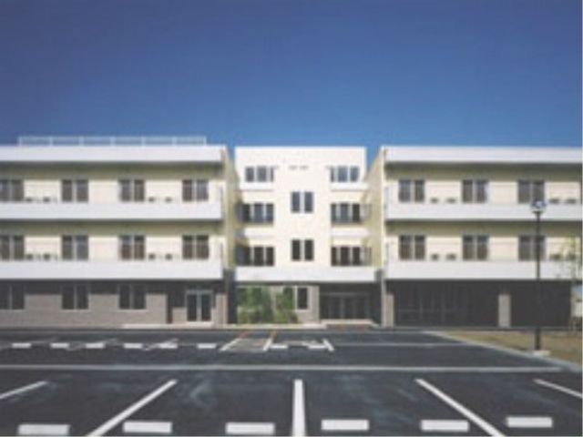 清潔感ある施設の外観 外観 きれいに整備された駐車場を有する白い建物です。ご検討中の方も働きやすい環境が整っています。