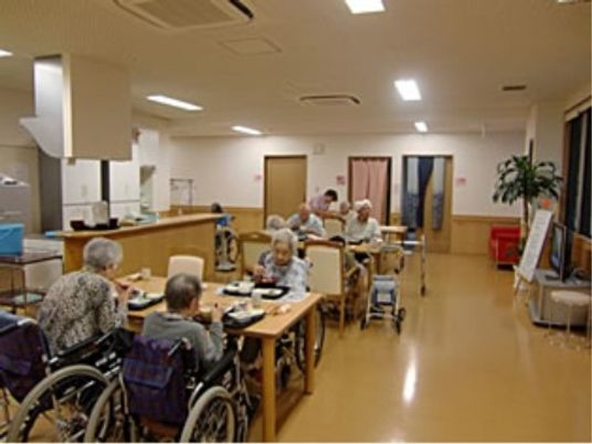 共有スペースでの食事風景