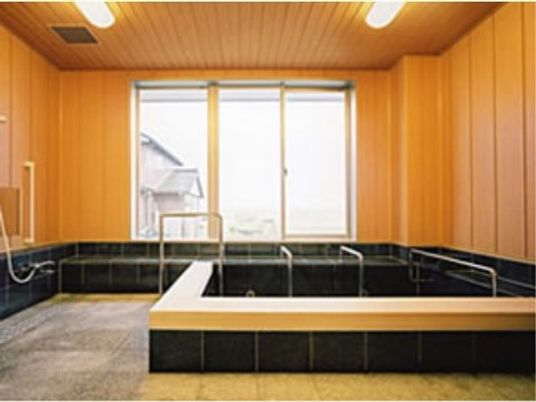 温泉宿のような広い大浴場で入浴時間が楽しめる。浴槽周囲には手すりが取りつけてあるので、浴槽の中の出入りが安全にできる。