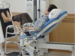 リクライニングチェアに座る人