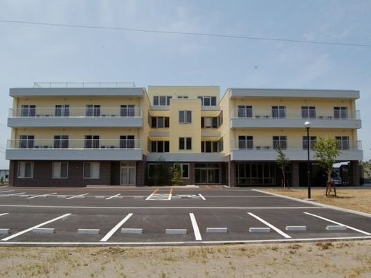 建物外観と駐車場  