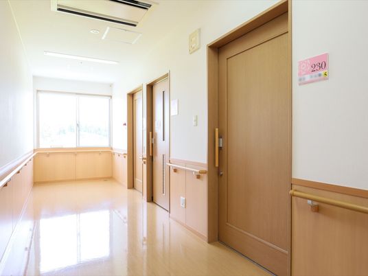 日差しの入る明るい廊下